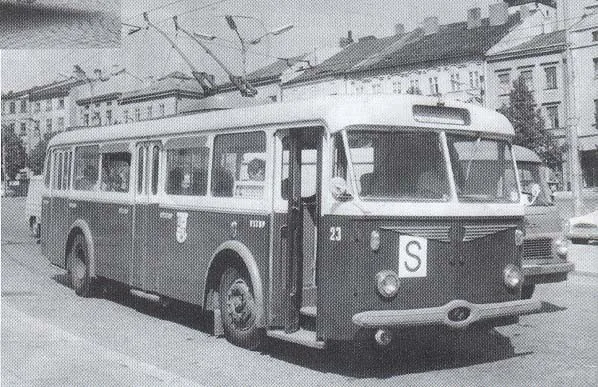 Původní pražský trolejbus Škoda 8Tr s jihlavským číslem 23 na lince C v dolní části Masarykova náměstí v roce 1971