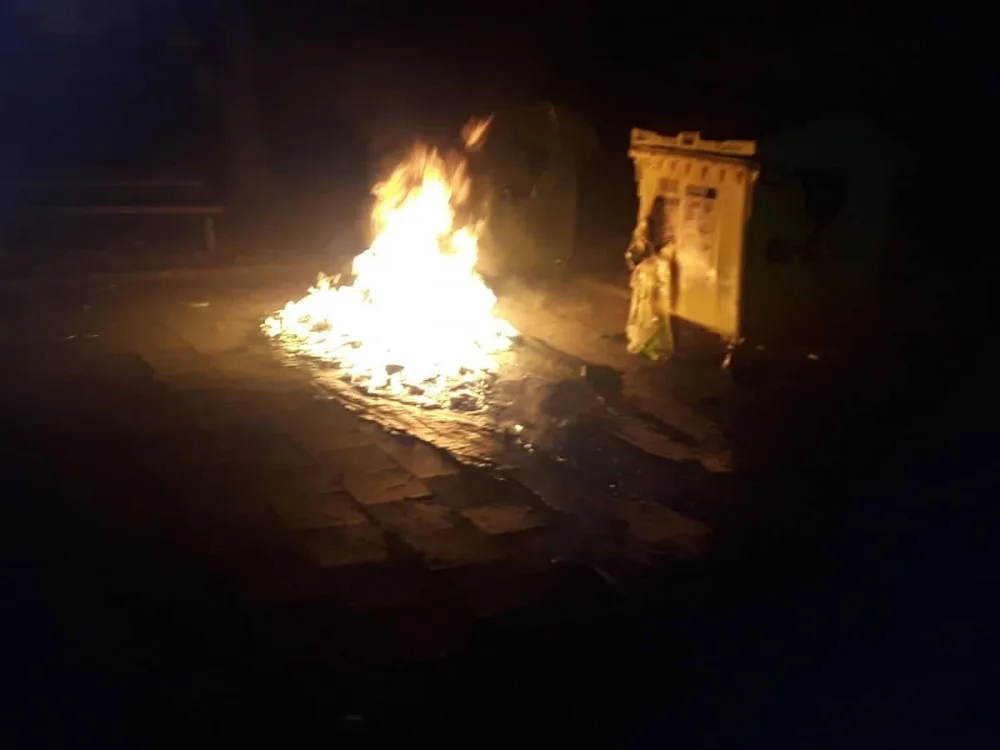 Silvestr s předstihem. Zábavní pyrotechnika poničila v Třebíči tři kontejnery