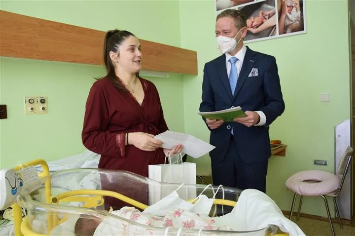 Na Julinku si budeme chvíli zvykat, říká maminka z Polné, která porodila první letošní miminko na Vysočině