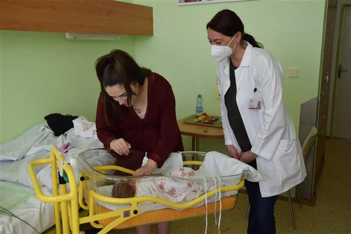 Na Julinku si budeme chvíli zvykat, říká maminka z Polné, která porodila první letošní miminko na Vysočině