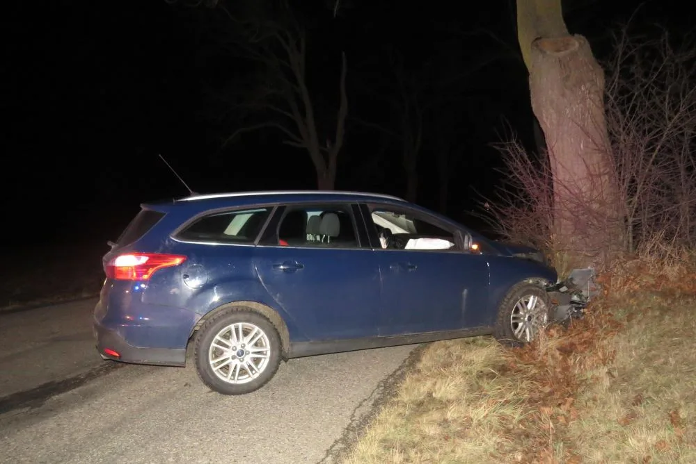 Řidička usedla za volant s téměř třemi promile, u Hybrálce narazila do stromu