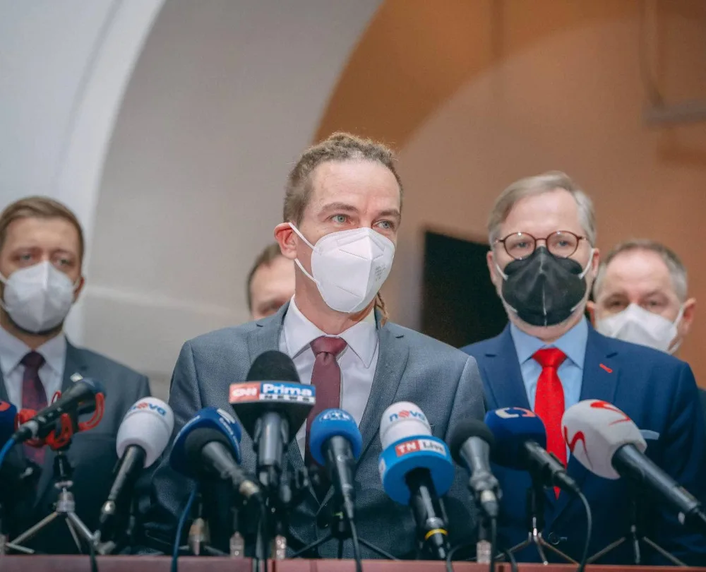 Setrvání Bartoše v čele Pirátů je po vstupu do vlády podle politologa logické