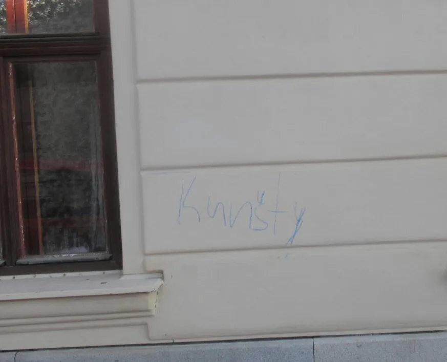 Na domech ve Fibichově ulici přibyly nápisy Julie, Julia, Kunšty. Nevíte, kdo je tam nasprejoval?