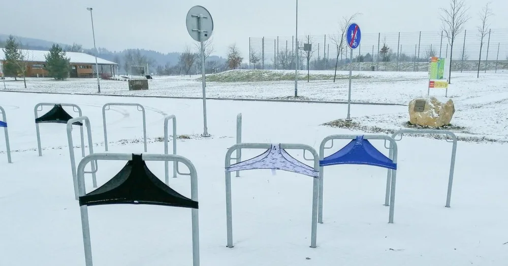 Místo kol byly na stojanech navlečeny kalhotky. Jde o znečištění prostranství, vzkazuje vtipálkovi policie