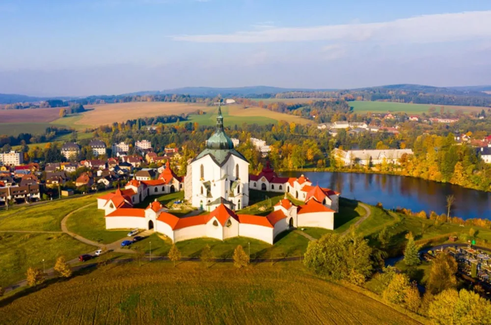 Žďár nad Sázavou připomene 300 let vysvěcení Zelené hory i fontánou a pěveckým koncertem na vodní hladině