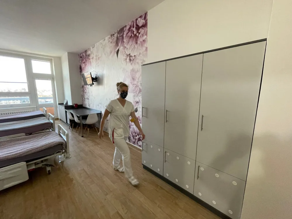 Ženy před porodem mají v jihlavské nemocnici dva opravené pokoje. Jsou v nich nové koupelny a výrazné tapety