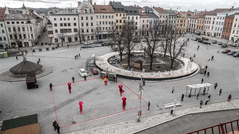 Figurantky uprostřed vyznačené plochy na fotografii naznačují, kde budou na jaře vysazené stromy takzvaného „pokojíčku“