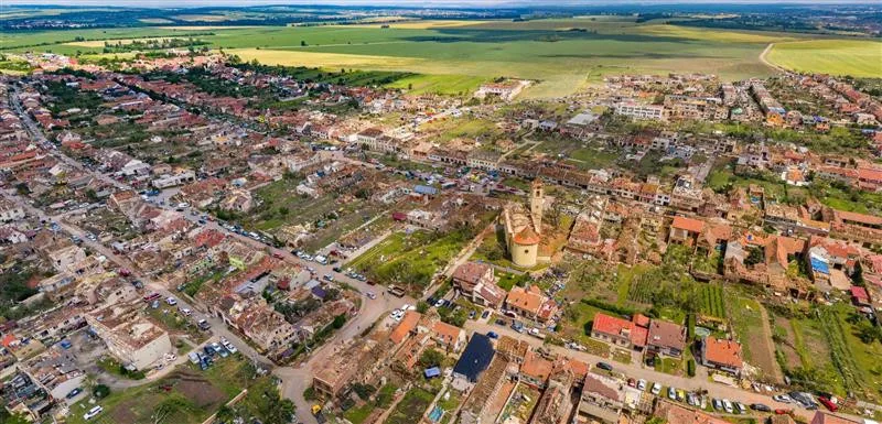 Letecký snímek Moravské Nové Vsi po ničivém tornádu