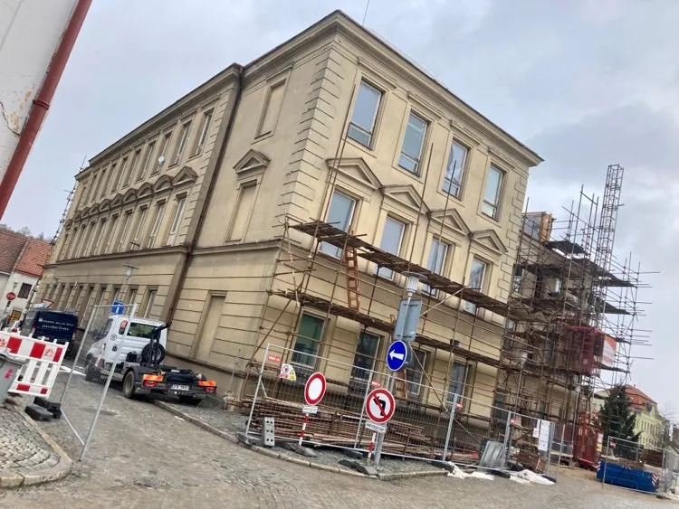 V Třešti panuje stavební ruch, v budově školy lidé najdou sál pro 100 lidí a asi i cukrárnu. Pojďte nahlédnout dovnitř