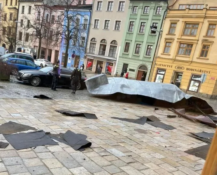 Vítr odnesl střechu z jihlavského muzea, plech leží přímo na náměstí