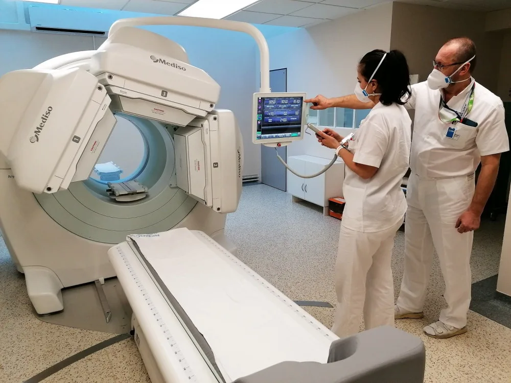 Oddělení nukleární medicíny získalo díky evropské dotaci hybridní gama kameru SPECT/CT. Na snímku je primář oddělení Milan Šimánek a vrchni sestra Zdeňka Šejnostová