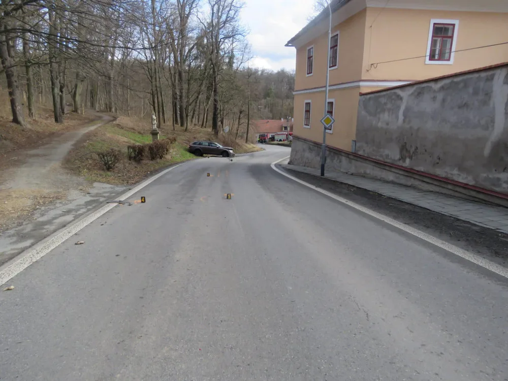 Záchranné složky zasahují u nehody odtahovaného náklaďáku. V kopci se uvolnil a naboural do vozidel a domu