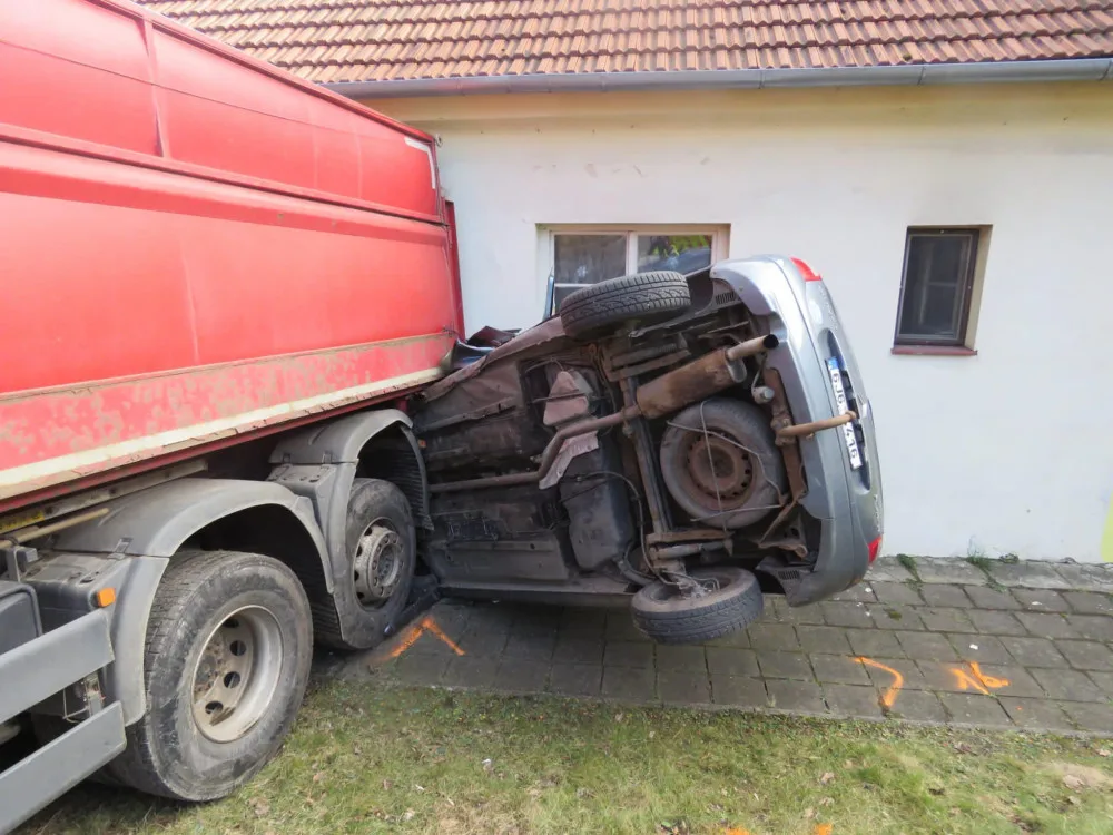 Záchranné složky zasahují u nehody odtahovaného náklaďáku. V kopci se uvolnil a naboural do vozidel a domu