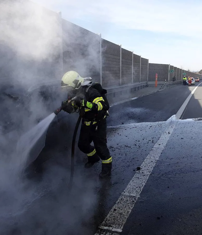 Na D1 u Věžnice hořelo osobní auto. Dálnice ve směru na Brno byla kompletně uzavřena