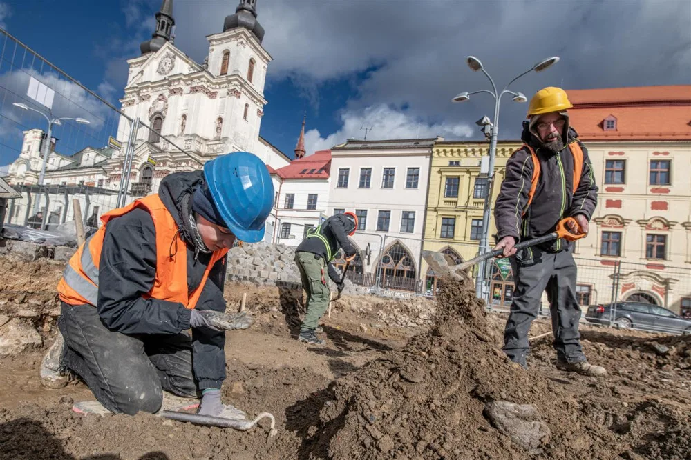 Archeologové na jihlavském náměstí našli neprozkoumanou šachtu. Je nejspíš napojena na další chodby v podzemí