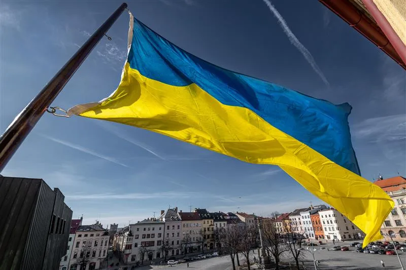Na radnici vlaje ukrajinská vlajka, město je připraveno poskytnout uprchlíkům dočasné bydlení 