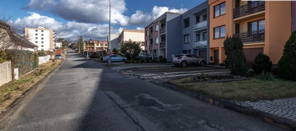 Smrčenská ulice v novém. Přibude chodník, zrekonstruují se zastávky MHD a veřejné osvětlení 