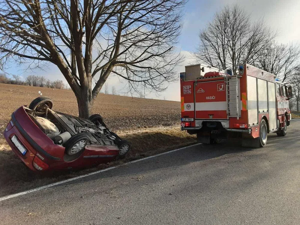 Auto na střeše u Dolní Cerekve. Výsledkem ranní nehody je jeden zraněný