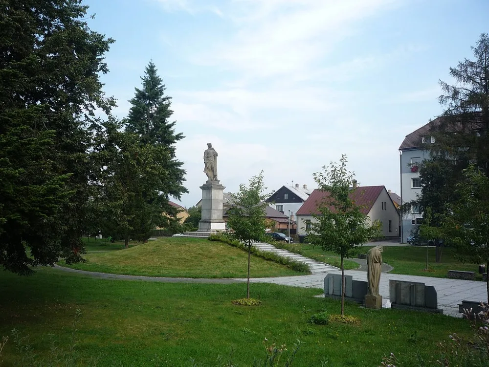 Sochu rudoarmějce ve Žďáru nad Sázavou zahalí do ukrajinské vlajky. Je to ideální symbolický moment, říká starosta Mrkos