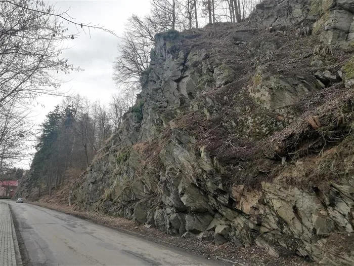 Upozornění pro řidiče i chodce: Silnice pod Šeptouchovem zůstává dál uzavřená, stále hrozí pád skalních bloků