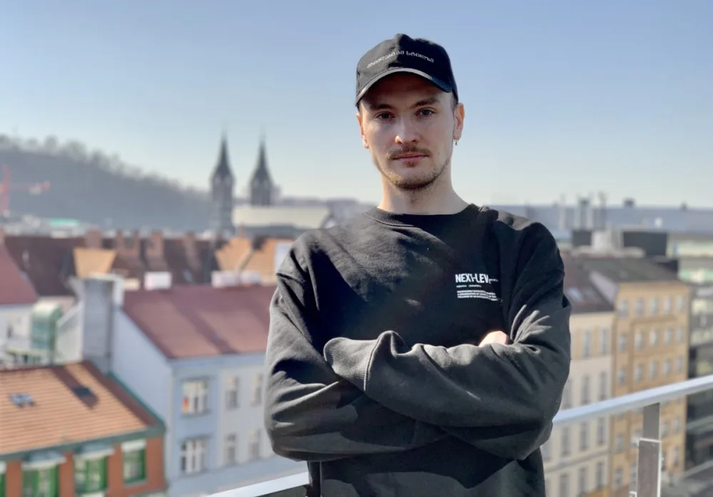 Existují i normální Rusové, člověk musí být dobrým příkladem, říká Kirill, který v ČR žije deset let