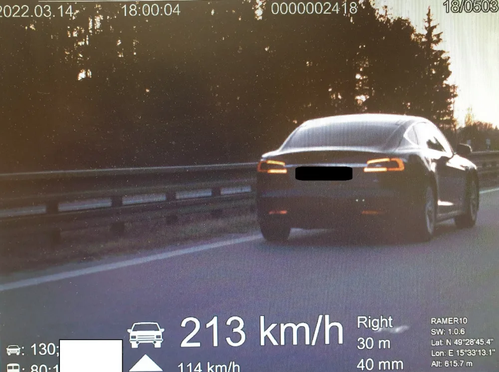 Z D1 závodní dráha. Řidiči v Tesle se na tachometru ukázalo 213km/h, hrozí mu pokuta a zákaz řízení