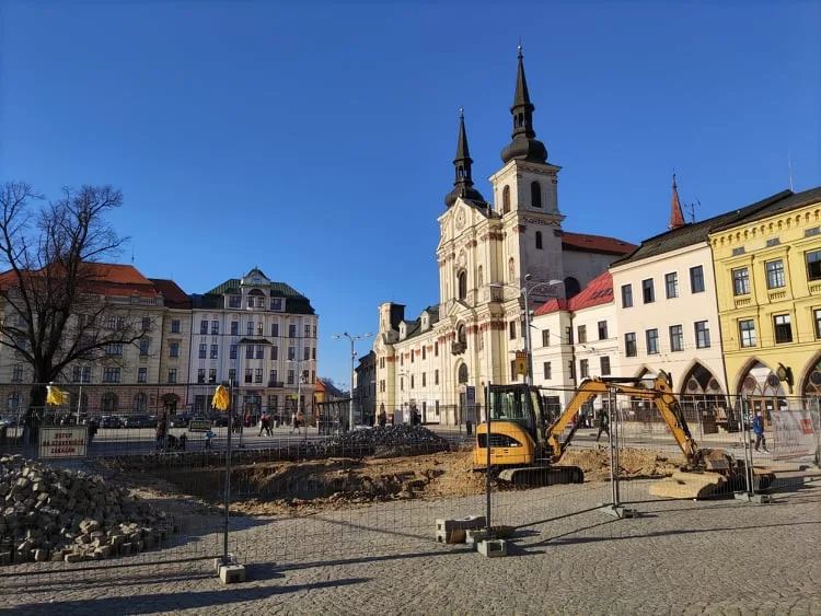 Nejdřív archeologové, teď bagr. Jihlavské náměstí se připravuje na stromový „pokojíček", jerlíny přibudou v dubnu