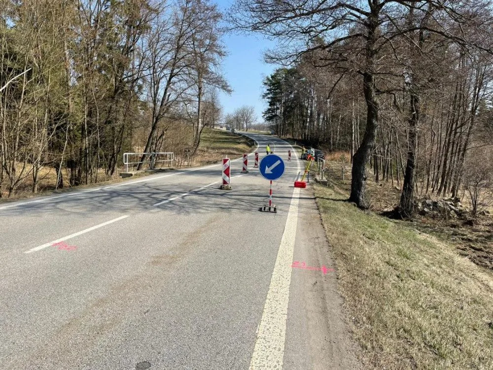 Oprava téměř 70 let starého mostu na I/19 začala. Dopravu na místě budou řídit semafory