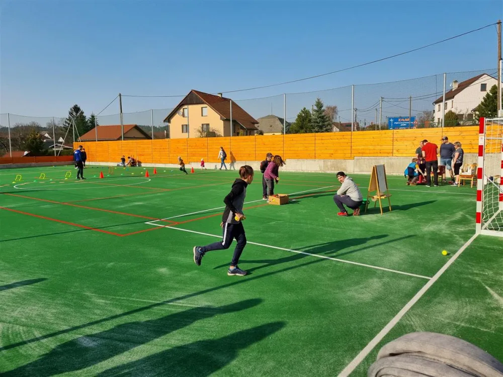 Lidé v Pocoucově mají nové víceúčelové hřiště. Do výstavby se na brigádách zapojili i místní obyvatelé