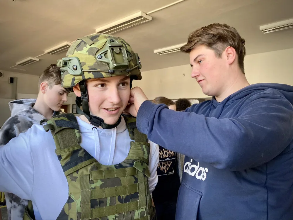Vojáci z vrtulníkové základny navštívili školy na Vysočině. Je chybou, že branná výchova zmizela z osnov, shodují se kantoři