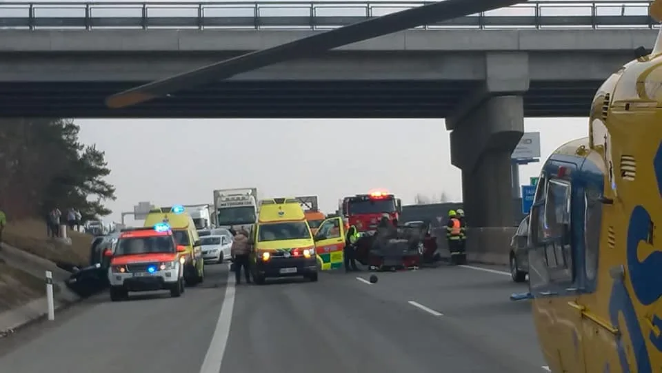 Policie hledá svědky vážné nehody tří vozidel. Nejeli jste před dvěma týdny po dálnici D1?  