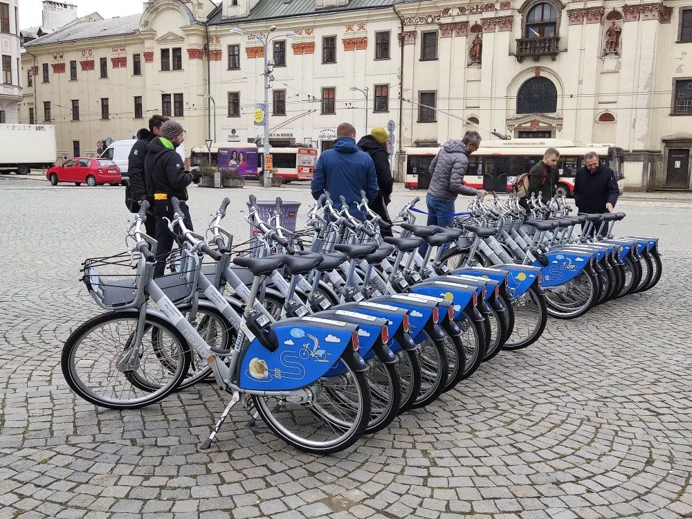 Po Jihlavě na sdíleném kole. Občané mohou k dopravě po městě od pátku využít bikesharing