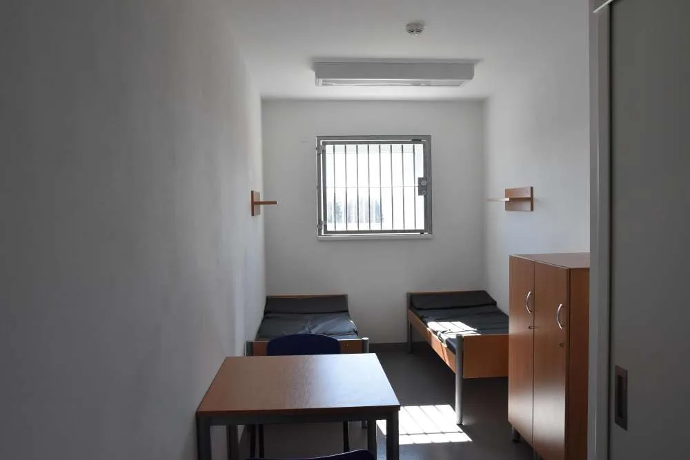Větší komfort pro odsouzené. Věznice ve Světlé nad Sázavou otevírá novou ubytovnu podle evropských standardů