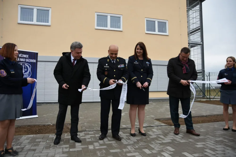 Větší komfort pro odsouzené. Věznice ve Světlé nad Sázavou otevírá novou ubytovnu podle evropských standardů
