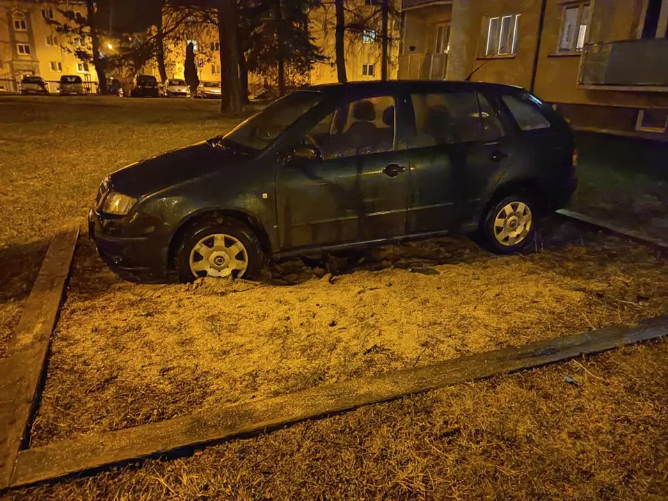 Opilé ženy v akci. Jedna skončila se třemi promile na záchytce, druhá s autem na pískovišti