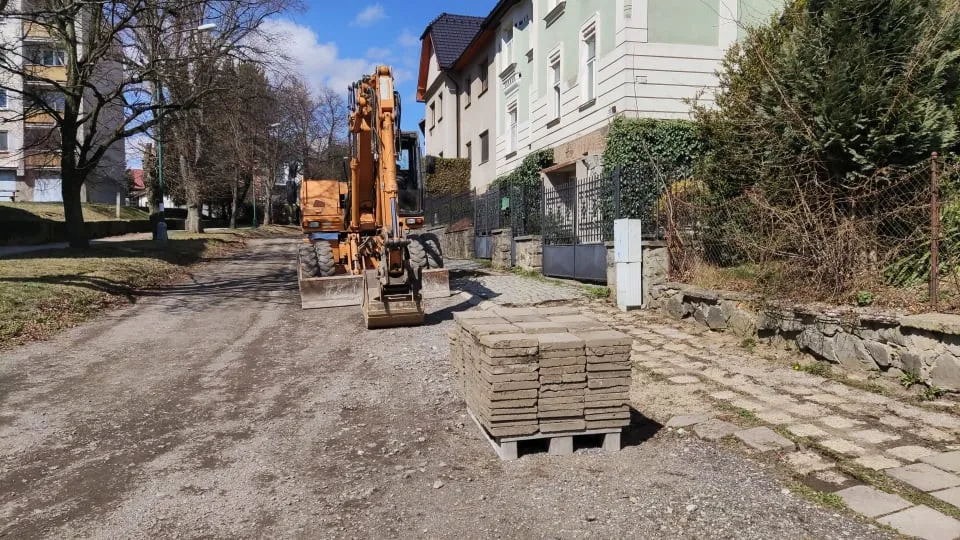 Od pondělí se pokračuje v rekonstrukci ulice Jiřího z Poděbrad, dokončená má být v létě