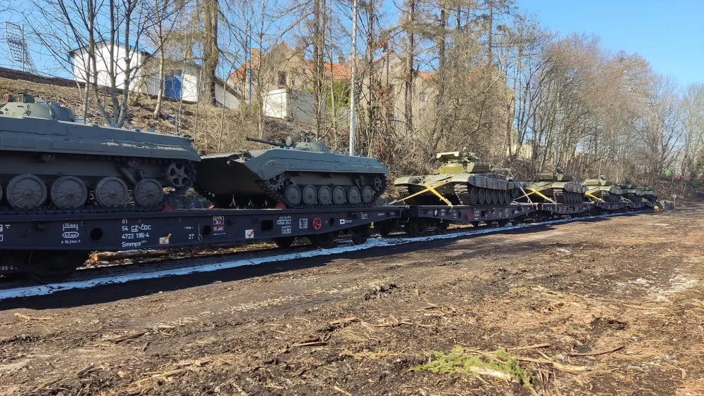 Z Jihlavy rovnou do války. Z městského nádraží odjely české tanky a transportéry po dohodě s NATO