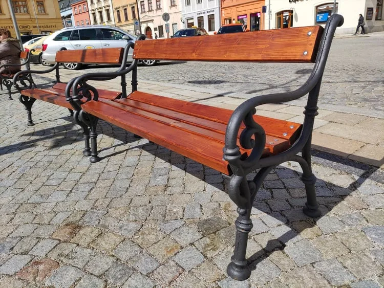 Místo bílé hnědá. Lázeňské lavičky v Jihlavě dostaly nový nátěr, oprava jednoho kusu vyjde na 3500 korun