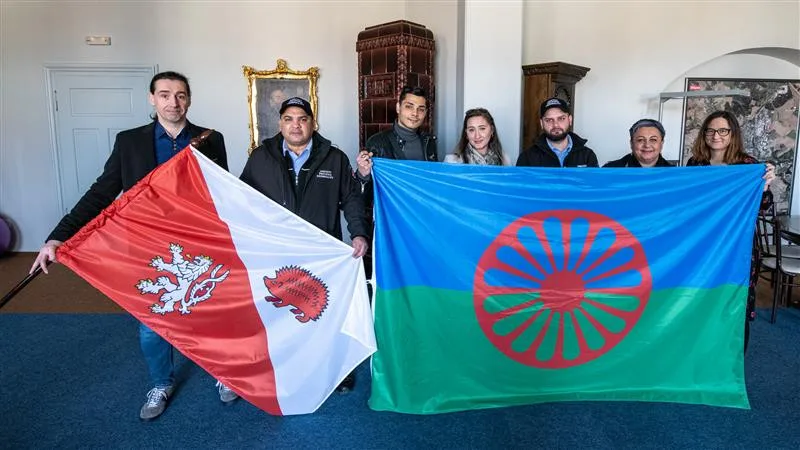 Dnes je Mezinárodní den Romů. Na jihlavské radnici proto vlaje romská vlajka