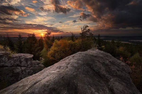 Po zelené i modré na Paseckou skálu. Horolezci i pěší odtud dohlédnou na Sněžku i Praděd