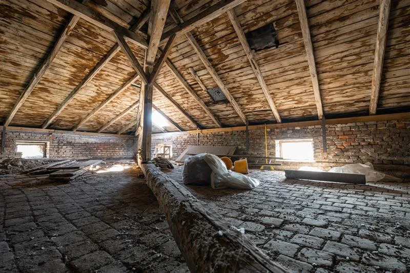 Historický dům na Masarykově náměstí nyní čeká rekonstrukce střechy