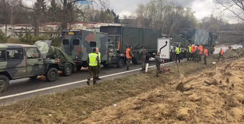 Řetězová nehoda nizozemského vojenského konvoje zablokovala na pět hodin provoz na přivaděči u Jihlavy