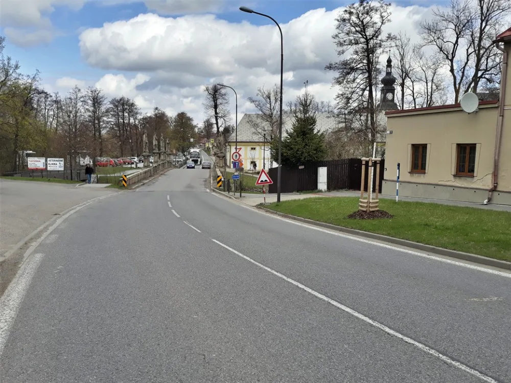 Do Žďáru se po pauze vrátí stavební dělníci, na místě budou semafory. Řidiči úsek zkusí v říjnu 