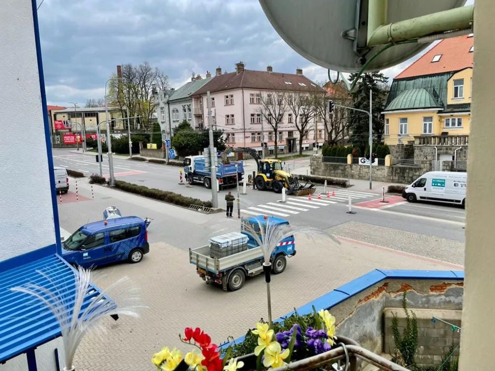 Lidé u jihlavského nádraží jsou bez vody, oprava se protáhne na několik dní. Kvůli havárii jsou přistaveny cisterny