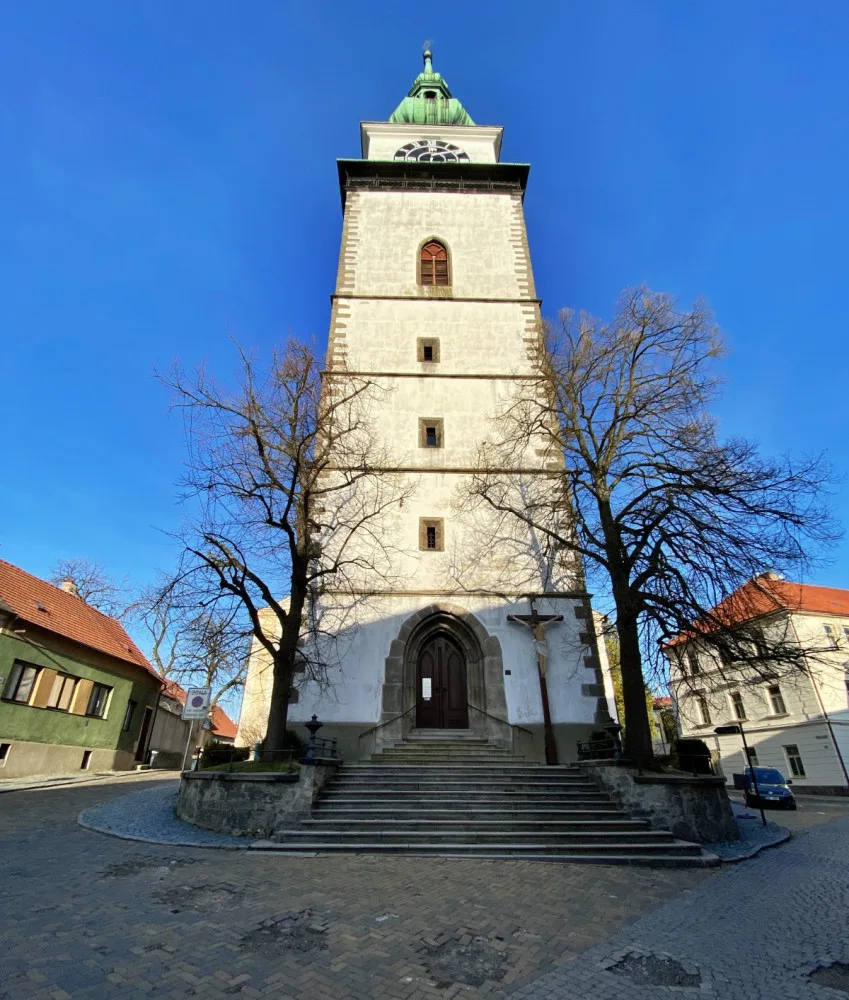 Největší věžní hodiny ve střední Evropě má Třebíč. Obě ručičky v součtu měří skoro 150 kilogramů