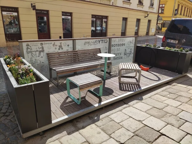 Posezení na kávu místo parkovacího stání. Od minulého týdne mohou občané využít parklet v Palackého ulici