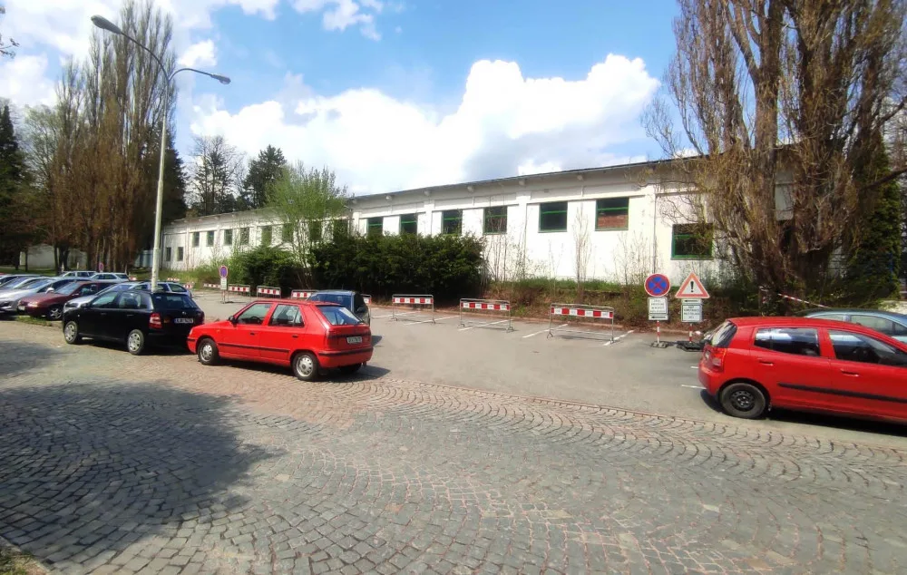 Místo aut zátarasy. Řidiči na jihlavském sídlišti kvůli havarijnímu stavu střechy přišli o 19 parkovacích stání