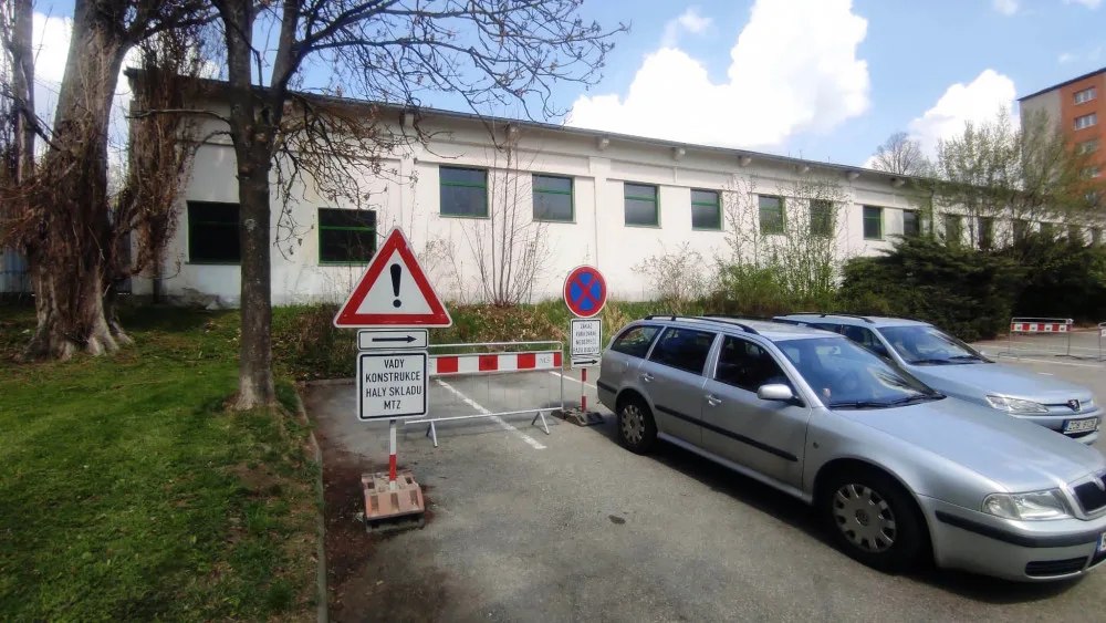 Místo aut zátarasy. Řidiči na jihlavském sídlišti kvůli havarijnímu stavu střechy přišli o 19 parkovacích stání