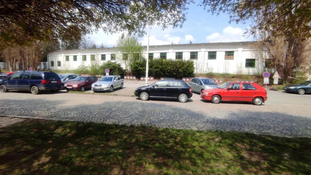 Místo aut zátarasy. Řidiči na jihlavském sídlišti kvůli havarijnímu stavu střechy přišli o 19 parkovacích stání
