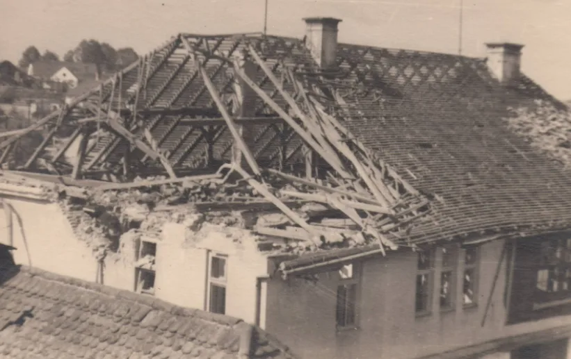 Jeden z domů v Dadešicích na Třebíčsku po bombovém útoku v roce 1945